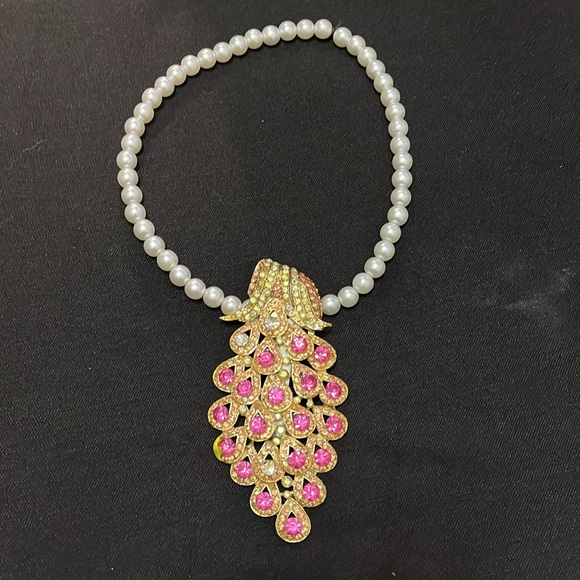 Versatile Stretchy Faux Pearls & Peacock Charm Hand Design Necklace and Pendant - Picture 12 of 17